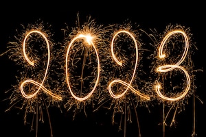 Gratis foto gelukkig nieuwjaar 2023. sprankelende brandende tekst gelukkig nieuwjaar 2023 geïsoleerd op zwarte achtergrond. schoonheid