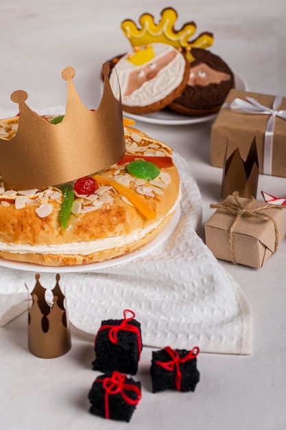 Gelukkig openbaring smakelijke arrangement van taart en geschenken