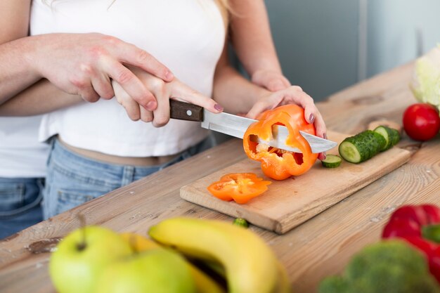 Gelukkig paar dat de groene paprika snijdt