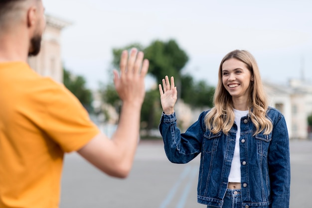 Gratis foto gelukkig paar dat elkaar high five geeft