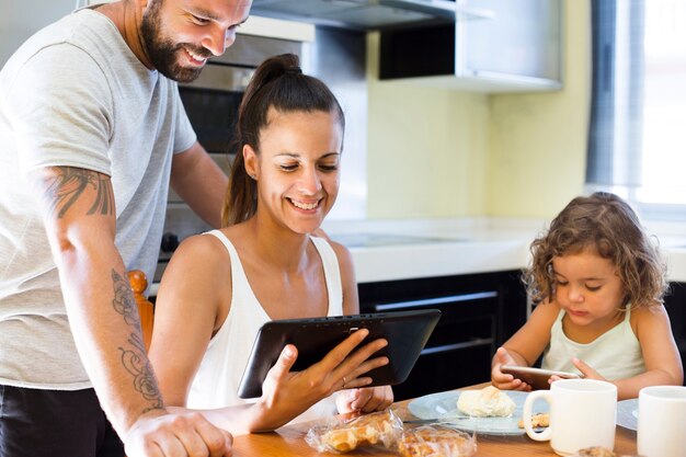 Gelukkig paar dat het digitale tabletscherm bekijkt