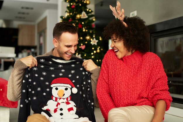 Gelukkig paar dat pret heeft met kerstmis