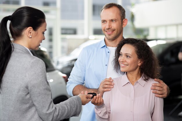 Gelukkig paar in autoshowroomdealer