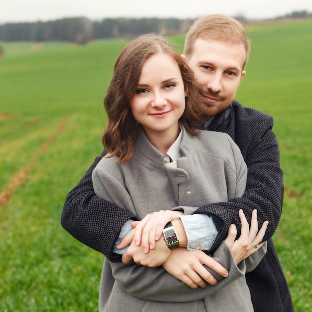 Gelukkig paar knuffelen in het veld