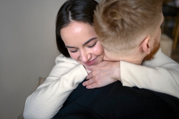 Gratis foto gelukkig paar knuffelen thuis