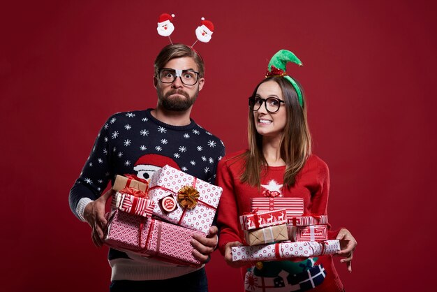 Gelukkig paar met geschenken op rode achtergrond