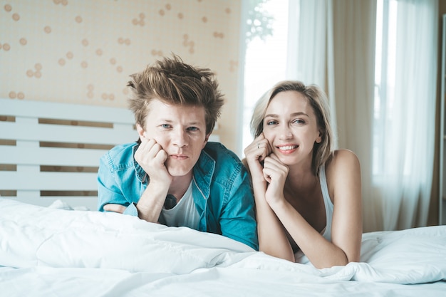 Gelukkig paar samen spelen in de slaapkamer