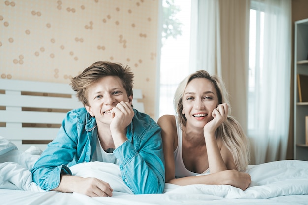 Gelukkig paar samen spelen in de slaapkamer