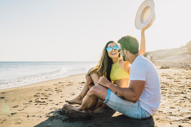 Gelukkig paar zitten op het strand