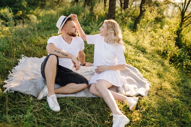 Gelukkig portret van een liefdevol paar op een wandeling in het park op een zonnige dag.