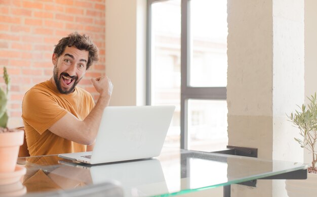 gelukkig, positief en succesvol gemotiveerd voelen wanneer u een uitdaging aangaat of goede resultaten viert