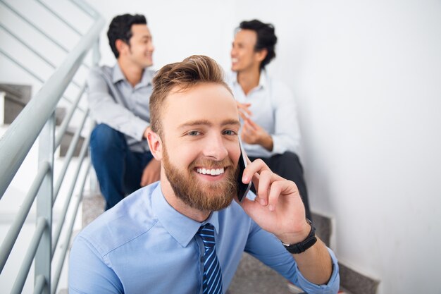 gelukkig positieve discussie collega asian