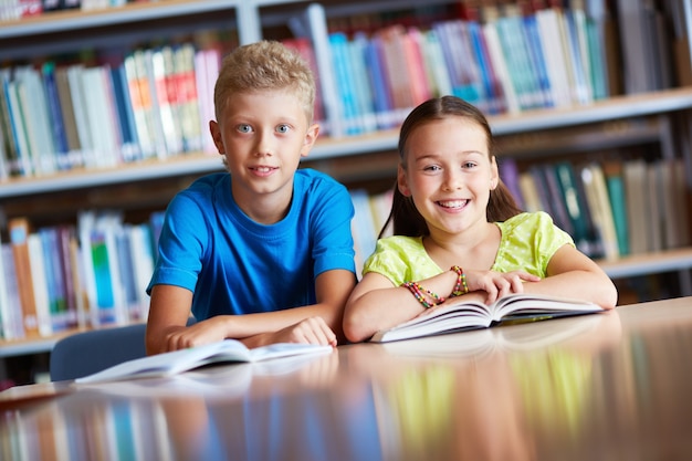 Gelukkig schoolkinderen in de bibliotheek