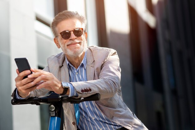 Gelukkig senior persoon die voor de gek houdt?