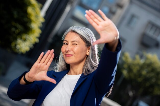 Gelukkig senior persoon die voor de gek houdt?