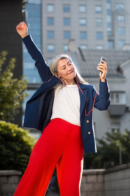 Gratis foto gelukkig senior persoon die voor de gek houdt?