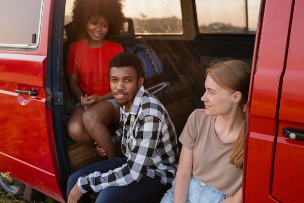 Gratis foto gelukkig stel met busje medium shot