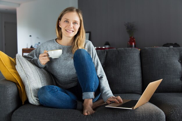 Gelukkig succesvol freelancer genieten