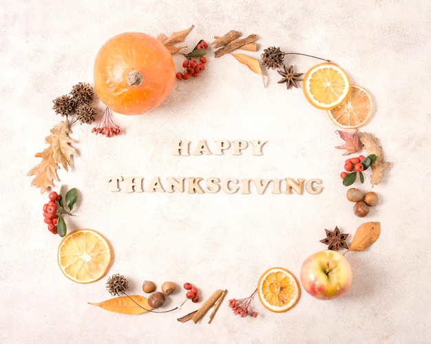 Gelukkig thanksgiving frame met citrus en herfstbladeren
