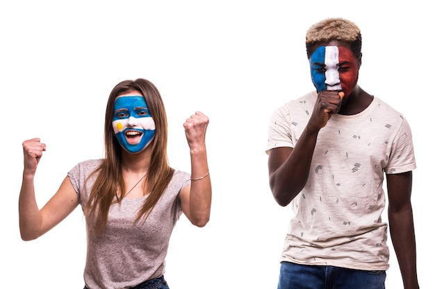 Gelukkig voetbalfan van Argentinië vieren overwinning boos voetbalfan van Frankrijk met geschilderd gezicht