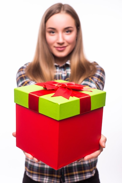 Gelukkig vrij jonge vrouw met geschenkdoos over witte muur