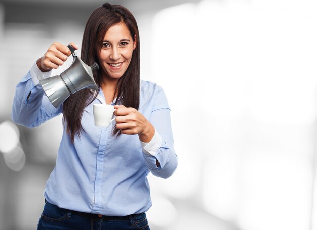 Gelukkig vrouw met een koffiezetapparaat