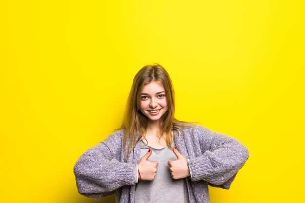 Gelukkig vrouwelijke student duimen opdagen geïsoleerd