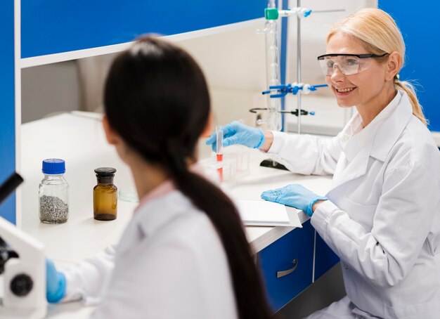 Gelukkig vrouwelijke wetenschappers werken in het lab