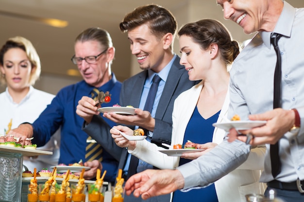 Gelukkig Zaken Mensen Dienen Zich in Buffet