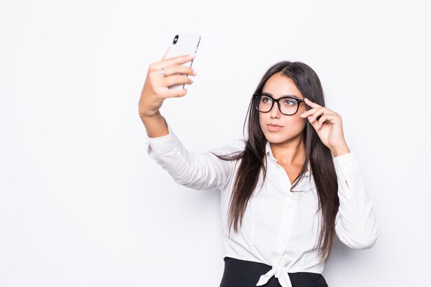 Gelukkig zakenvrouw selfie foto nemen op smartphone geïsoleerd op wit