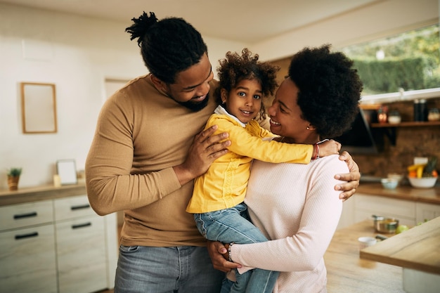 Gratis foto gelukkige afro-amerikaanse ouders met dochter thuis