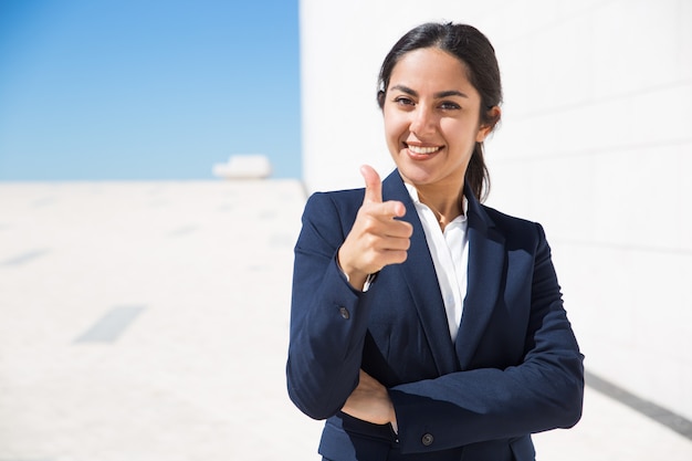 Gelukkige ambitieuze HR-manager die voor u kiest