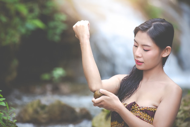 Gelukkige badende vrouwen bij de natuurlijke waterval