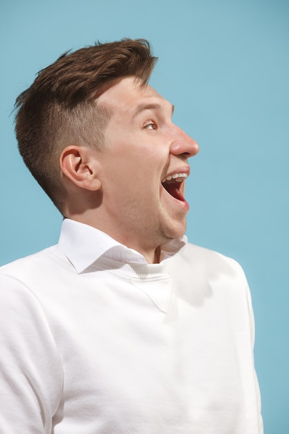 Gelukkige bedrijfsmens die en geïsoleerd op studio bevinden zich glimlachen.