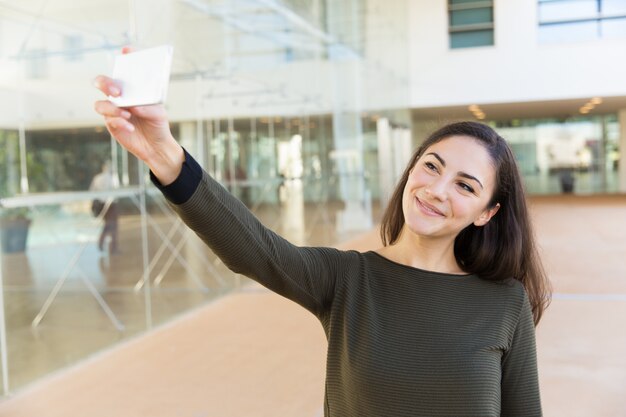 Gelukkige blije smartphone-gebruiker die selfie neemt