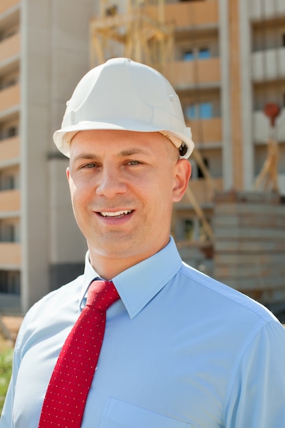 Gratis foto gelukkige bouwer in hardhat