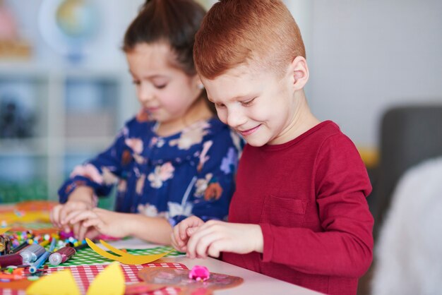 Gelukkige broers en zussen die decoraties voorbereiden voor de paastijd