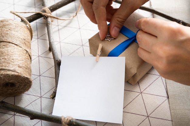 Gratis foto gelukkige chanoeka-gift met traditioneel symbool