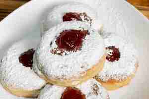 Gratis foto gelukkige chanoeka vakantie hoge menings donuts met jam