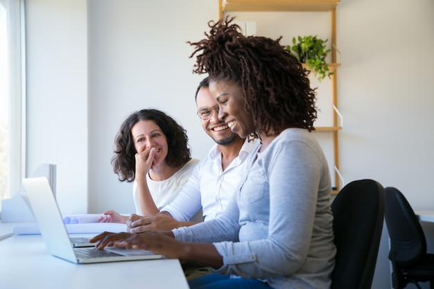 Gelukkige collega's chatten en grappen maken