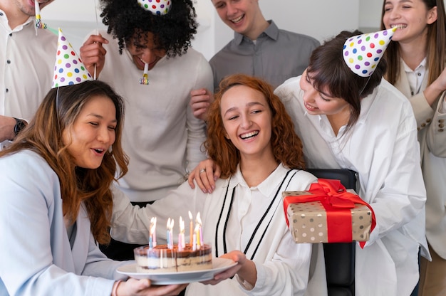 Gelukkige collega's vieren op het werk close-up