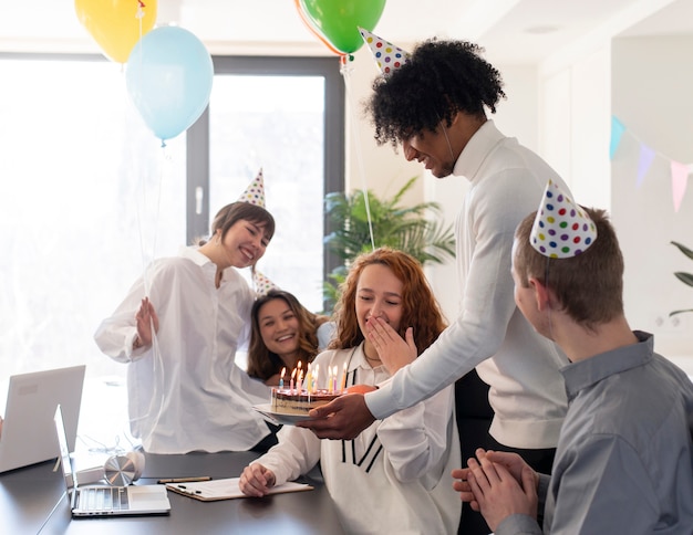 Gratis foto gelukkige collega's vieren op het werk medium shot