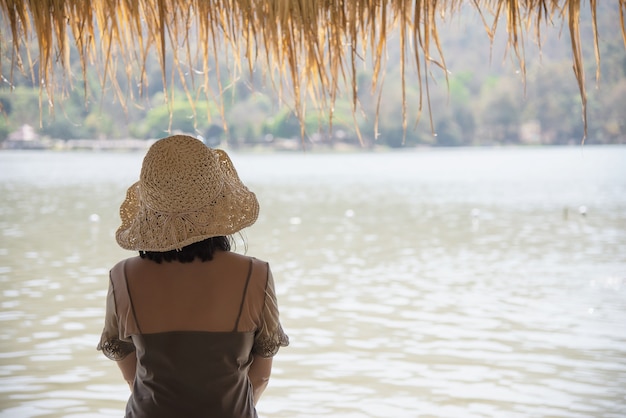 Gelukkige dame tijdens vakantie bij waterplaatsaard