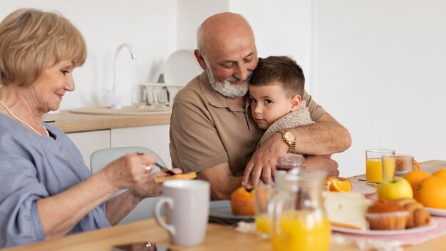 Gelukkige familie aan tafel close-up