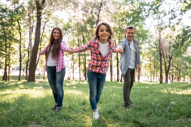 Gelukkige familie die bij park geniet van