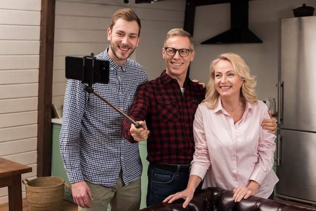 Gelukkige familie die en een selfie glimlacht neemt