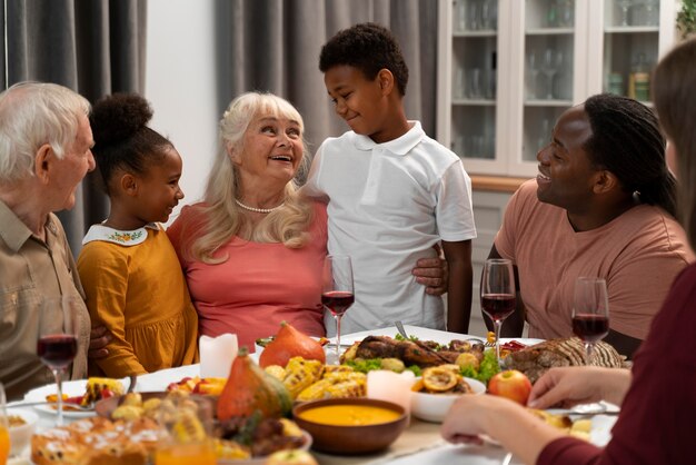 Gelukkige familie die samen een leuk Thanksgiving-diner heeft