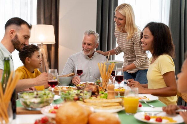 Gelukkige familie die samen uit eten gaat