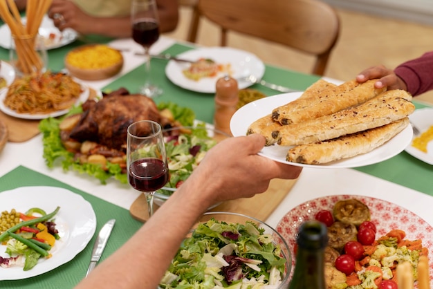 Gratis foto gelukkige familie die samen uit eten gaat