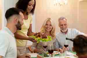 Gratis foto gelukkige familie die samen uit eten gaat